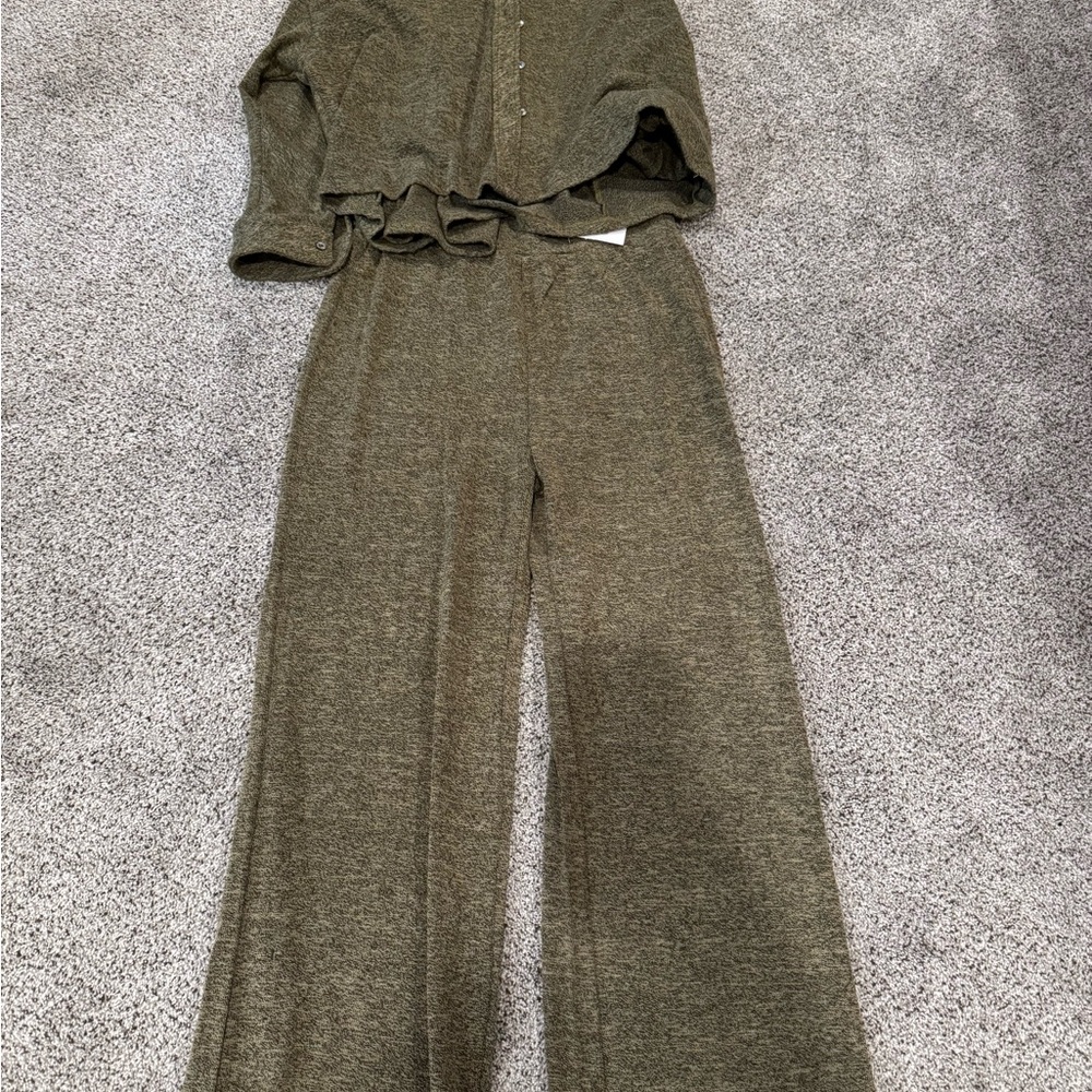 Women's Olive Green Jumpsuit LARGE Pants (NWT) and MEDIUM Top (No Tag)